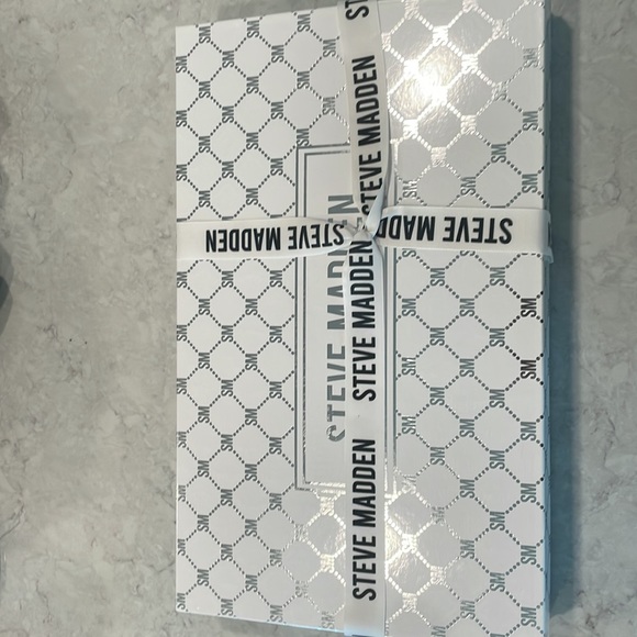 Steve Madden Beanie and Scarf Set - Picture 5 of 5